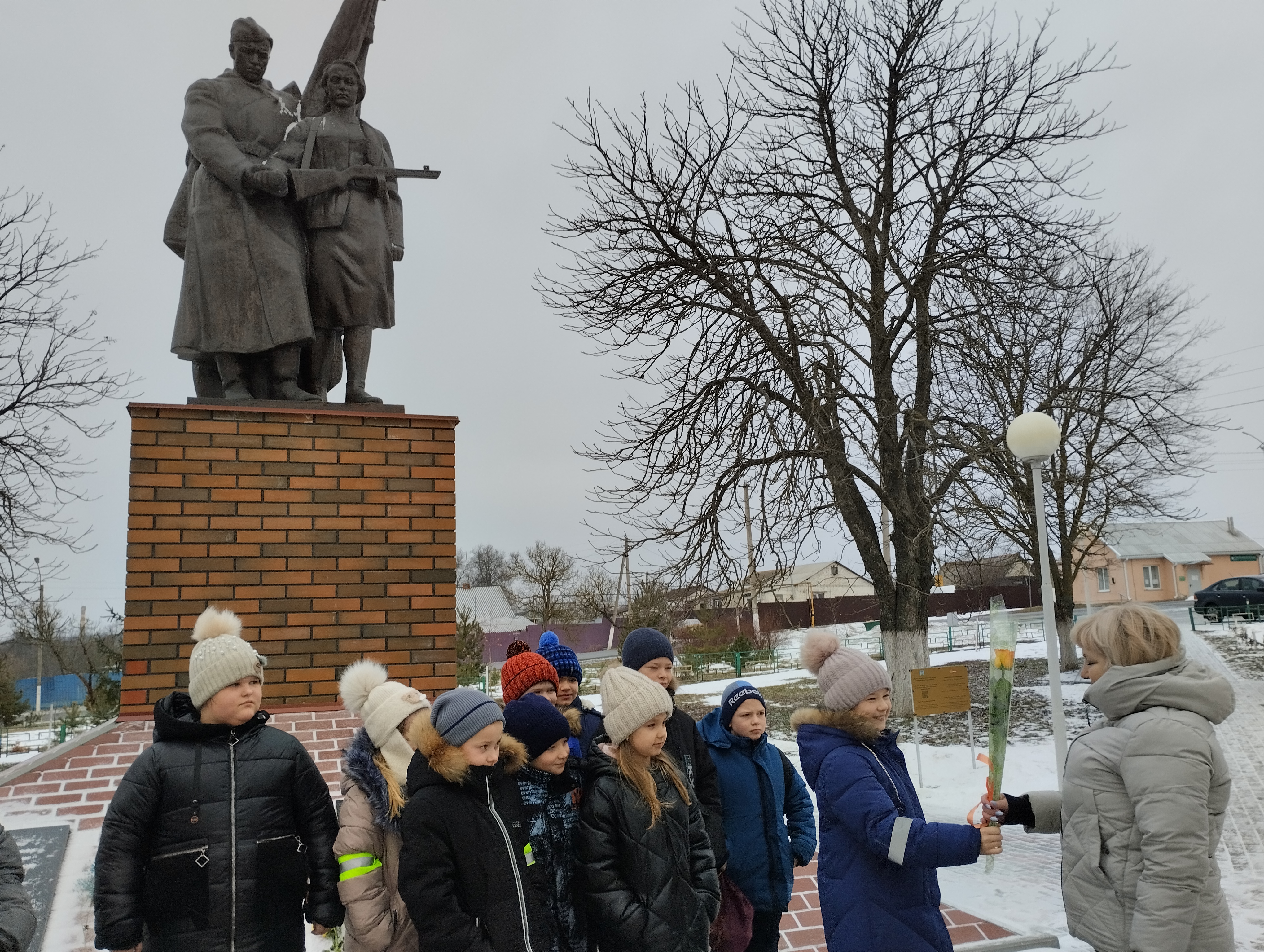 Волонтеры поздравили семьи участников СВО с Днём защитника Отечества..